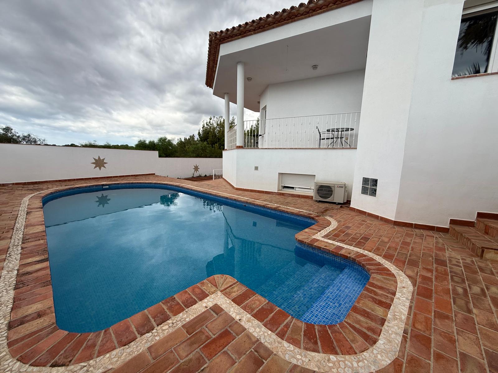 ESPECTACULAR CHALET TRIPLE CON PISCINA EN LA NUCIA