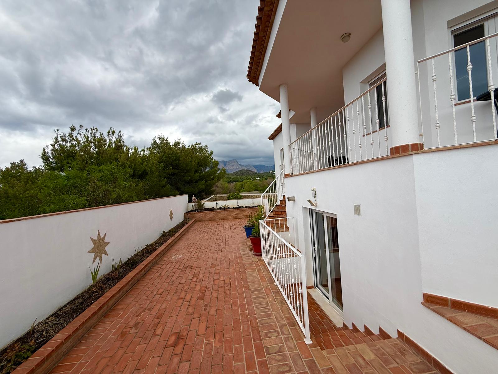 ESPECTACULAR CHALET TRIPLE CON PISCINA EN LA NUCIA